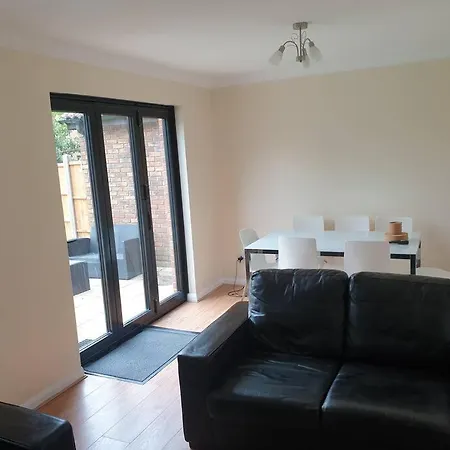 London Luxury 6 Bedroom Family House Sleeps 12 People Parking For 4 Cars Close To Tube. Chigwell Exterior photo