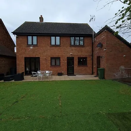 London Luxury 6 Bedroom Family House Sleeps 12 People Parking For 4 Cars Close To Tube. Chigwell Exterior photo