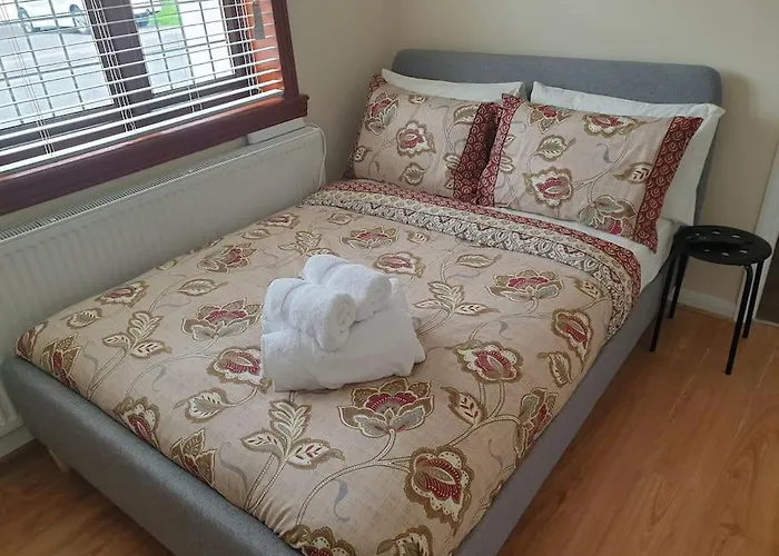 London Luxury 6 Bedroom Family House Sleeps 12 People Parking For 4 Cars Close To Tube.