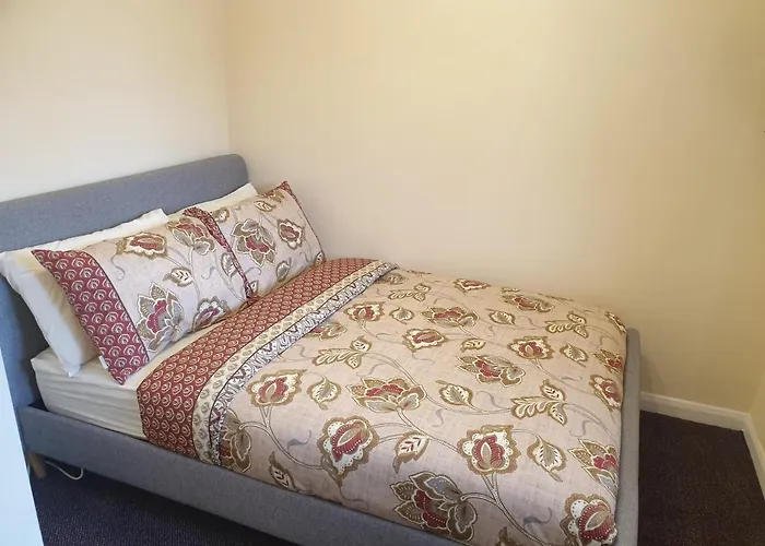 London Luxury 6 Bedroom Family House Sleeps 12 People Parking For 4 Cars Close To Tube.