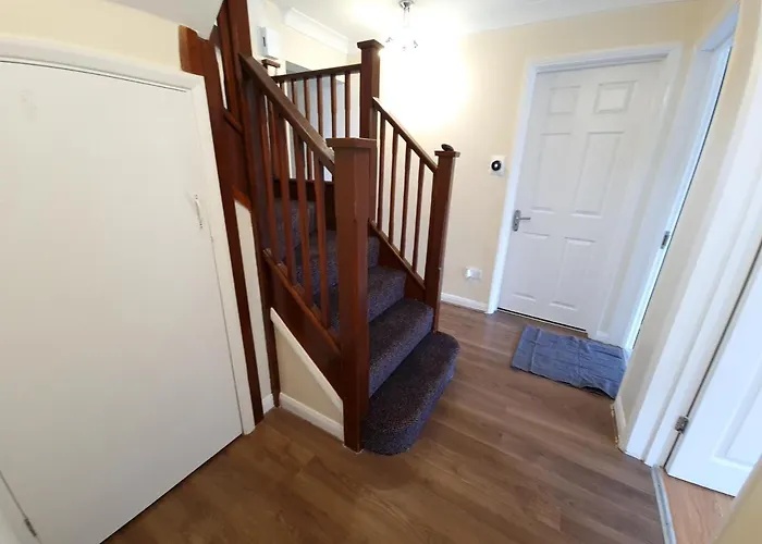 London Luxury 6 Bedroom Family House Sleeps 12 People Parking For 4 Cars Close To Tube.