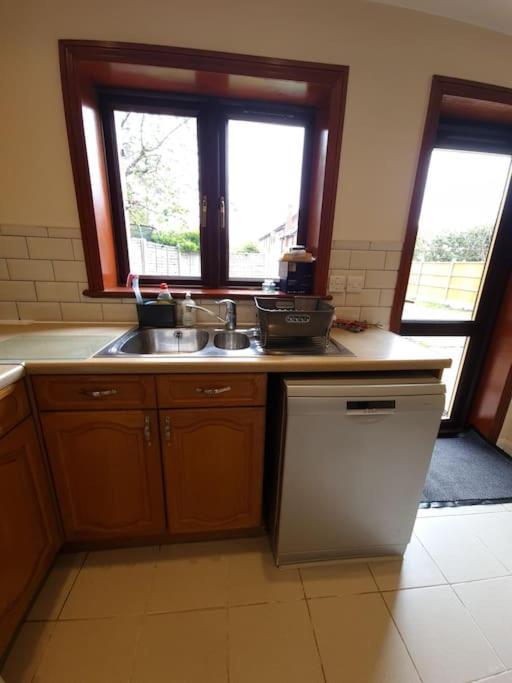 Holiday home London Luxury 6 Bedroom Family House Sleeps 12 People Parking For 4 Cars Close To Tube. *