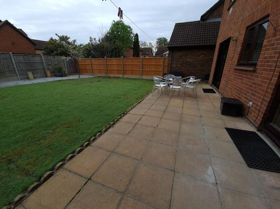 London Luxury 6 Bedroom Family House Sleeps 12 People Parking For 4 Cars Close To Tube. Holiday home