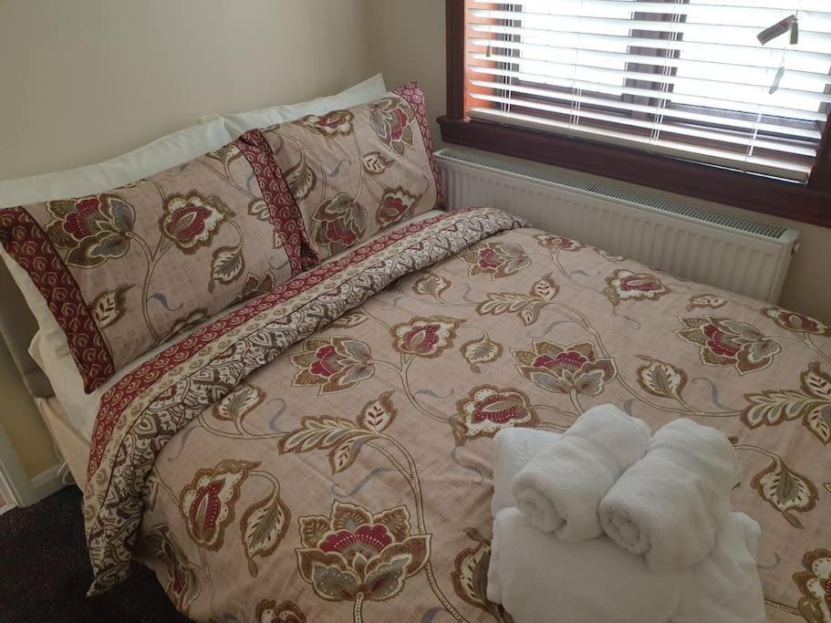 London Luxury 6 Bedroom Family House Sleeps 12 People Parking For 4 Cars Close To Tube. *
