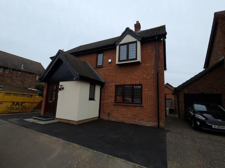 Holiday home London Luxury 6 Bedroom Family House Sleeps 12 People Parking For 4 Cars Close To Tube.