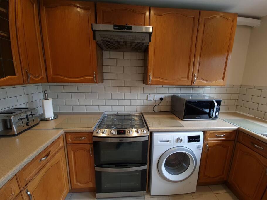 London Luxury 6 Bedroom Family House Sleeps 12 People Parking For 4 Cars Close To Tube. Holiday home