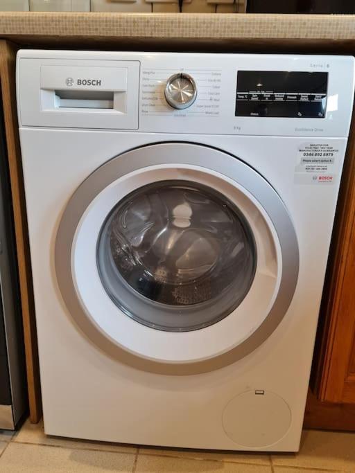 London Luxury 6 Bedroom Family House Sleeps 12 People Parking For 4 Cars Close To Tube.