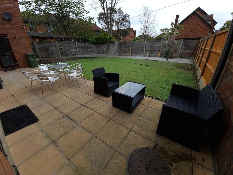 London Luxury 6 Bedroom Family House Sleeps 12 People Parking For 4 Cars Close To Tube. Holiday home *