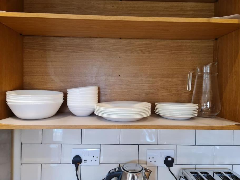 London Luxury 6 Bedroom Family House Sleeps 12 People Parking For 4 Cars Close To Tube. Holiday home Chigwell
