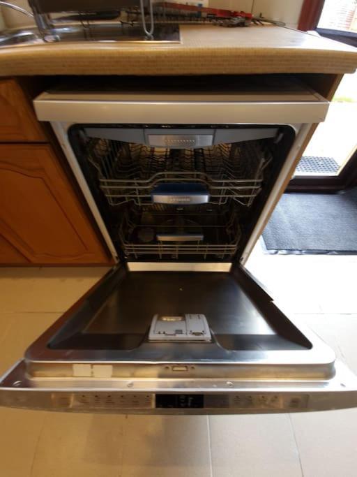 London Luxury 6 Bedroom Family House Sleeps 12 People Parking For 4 Cars Close To Tube. Chigwell