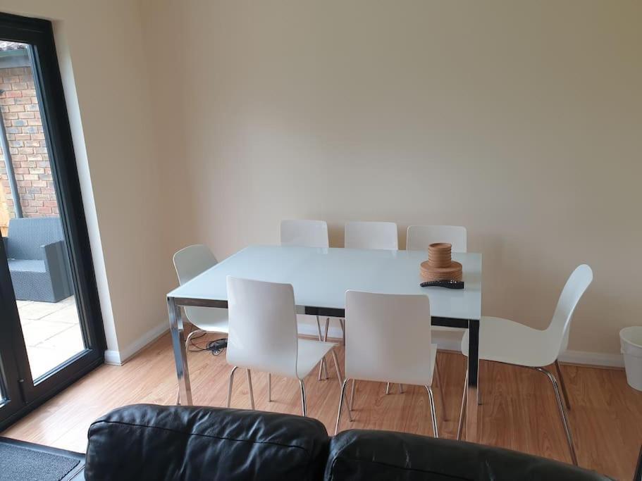 London Luxury 6 Bedroom Family House Sleeps 12 People Parking For 4 Cars Close To Tube.