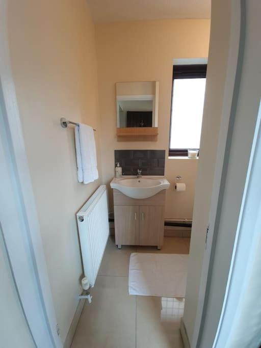 Holiday home London Luxury 6 Bedroom Family House Sleeps 12 People Parking For 4 Cars Close To Tube. *