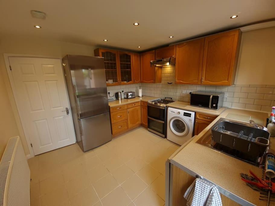 Holiday home London Luxury 6 Bedroom Family House Sleeps 12 People Parking For 4 Cars Close To Tube. Chigwell