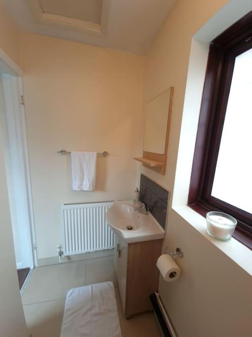 Holiday home London Luxury 6 Bedroom Family House Sleeps 12 People Parking For 4 Cars Close To Tube. *