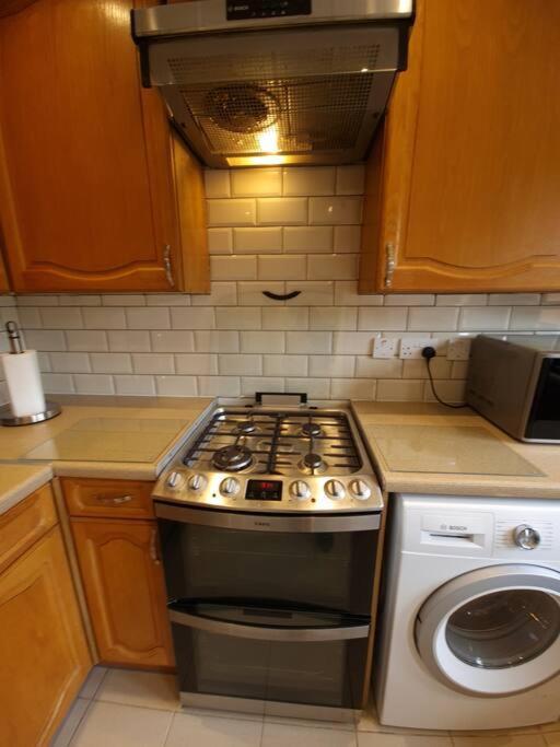 Holiday home London Luxury 6 Bedroom Family House Sleeps 12 People Parking For 4 Cars Close To Tube.
