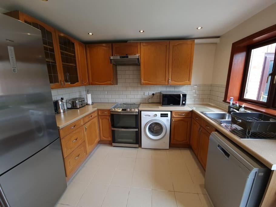 London Luxury 6 Bedroom Family House Sleeps 12 People Parking For 4 Cars Close To Tube.