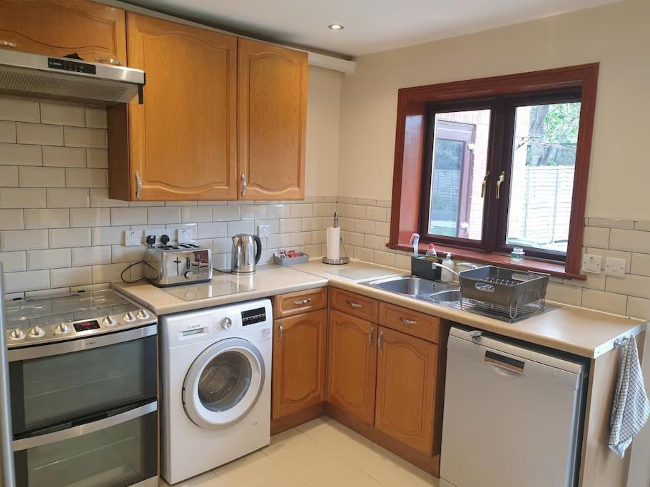 London Luxury 6 Bedroom Family House Sleeps 12 People Parking For 4 Cars Close To Tube. Chigwell