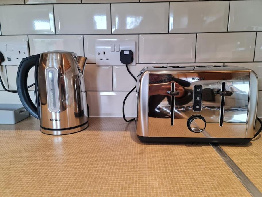 London Luxury 6 Bedroom Family House Sleeps 12 People Parking For 4 Cars Close To Tube. Holiday home