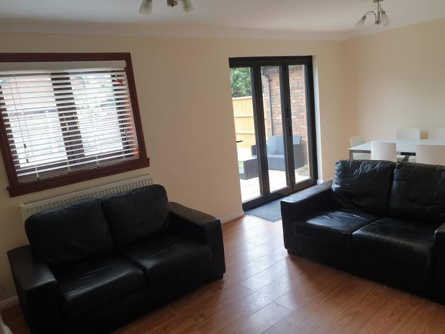 London Luxury 6 Bedroom Family House Sleeps 12 People Parking For 4 Cars Close To Tube. Holiday home