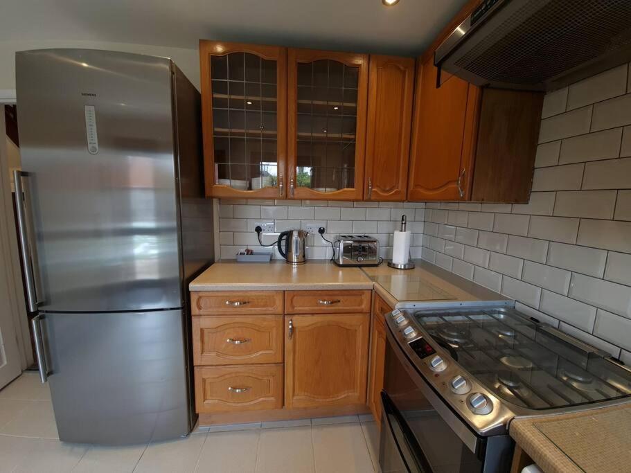 London Luxury 6 Bedroom Family House Sleeps 12 People Parking For 4 Cars Close To Tube. Chigwell