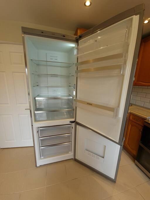 London Luxury 6 Bedroom Family House Sleeps 12 People Parking For 4 Cars Close To Tube. Holiday home Chigwell