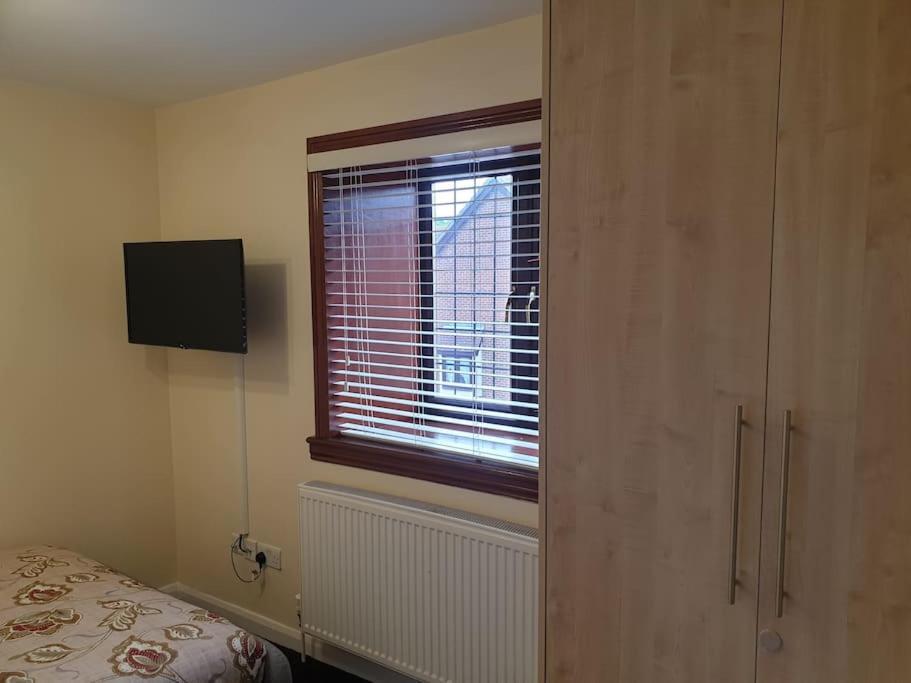 London Luxury 6 Bedroom Family House Sleeps 12 People Parking For 4 Cars Close To Tube. Holiday home