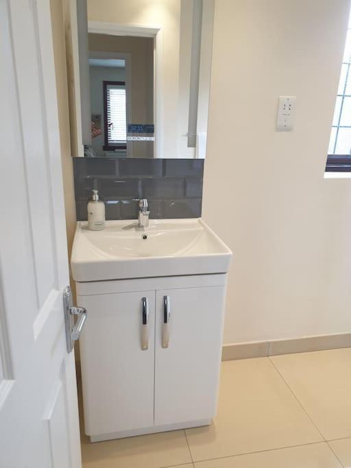 London Luxury 6 Bedroom Family House Sleeps 12 People Parking For 4 Cars Close To Tube. *