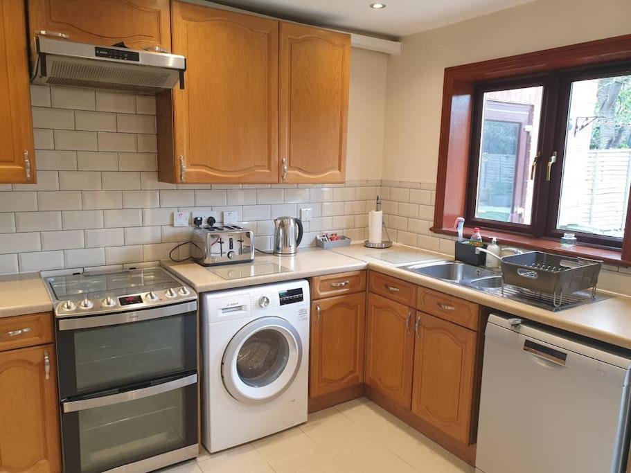 London Luxury 6 Bedroom Family House Sleeps 12 People Parking For 4 Cars Close To Tube. *