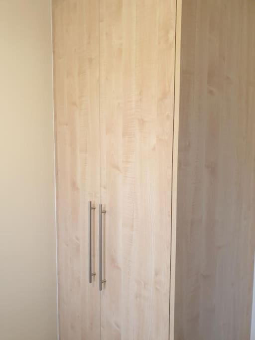 London Luxury 6 Bedroom Family House Sleeps 12 People Parking For 4 Cars Close To Tube.