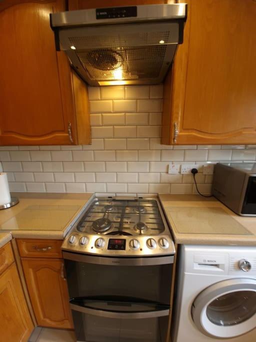 London Luxury 6 Bedroom Family House Sleeps 12 People Parking For 4 Cars Close To Tube. Holiday home Chigwell