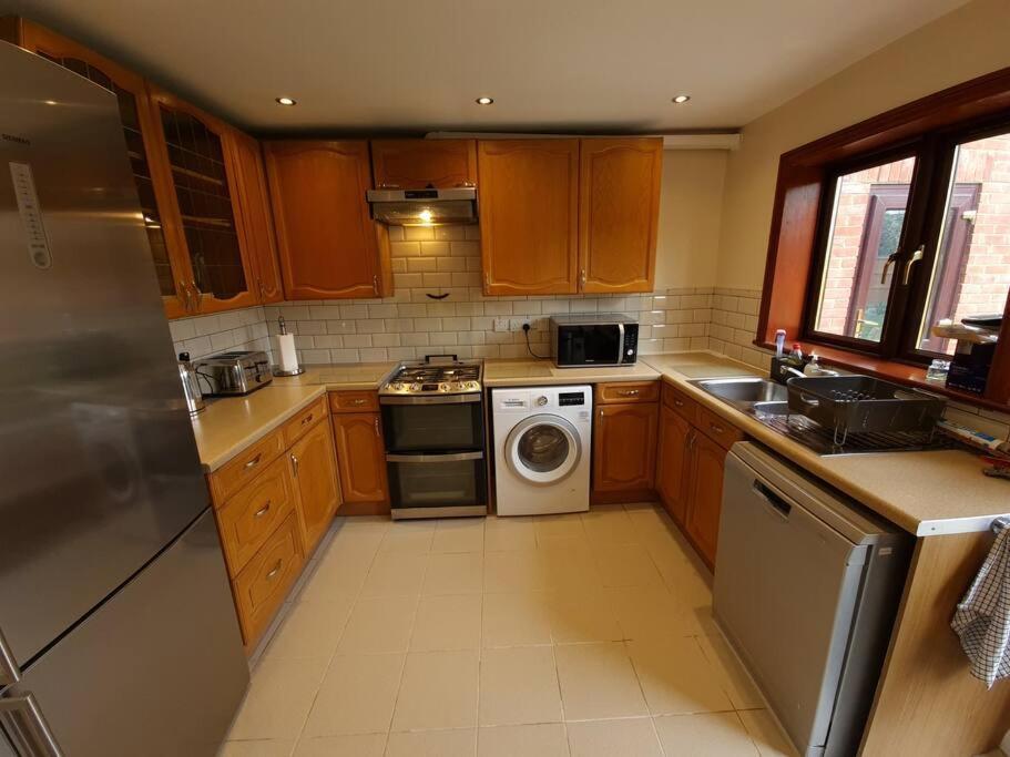 London Luxury 6 Bedroom Family House Sleeps 12 People Parking For 4 Cars Close To Tube. *