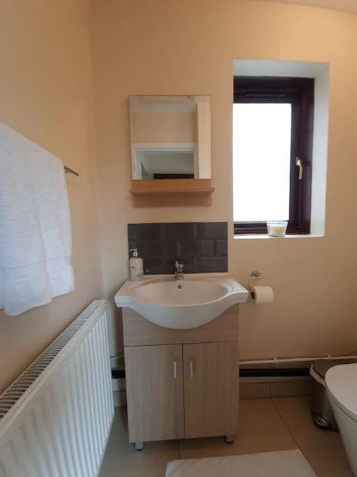 Holiday home London Luxury 6 Bedroom Family House Sleeps 12 People Parking For 4 Cars Close To Tube. Chigwell