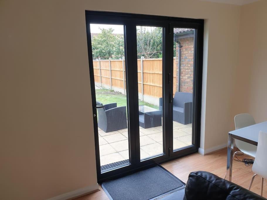 Holiday home London Luxury 6 Bedroom Family House Sleeps 12 People Parking For 4 Cars Close To Tube. Chigwell