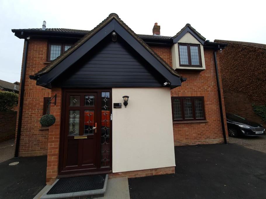 London Luxury 6 Bedroom Family House Sleeps 12 People Parking For 4 Cars Close To Tube. Holiday home Chigwell