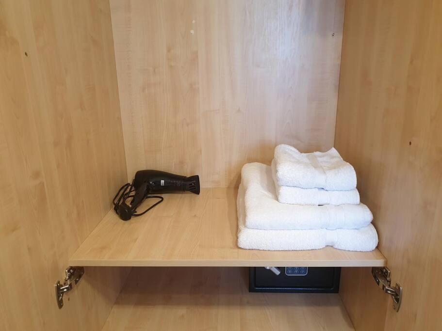Holiday home London Luxury 6 Bedroom Family House Sleeps 12 People Parking For 4 Cars Close To Tube.