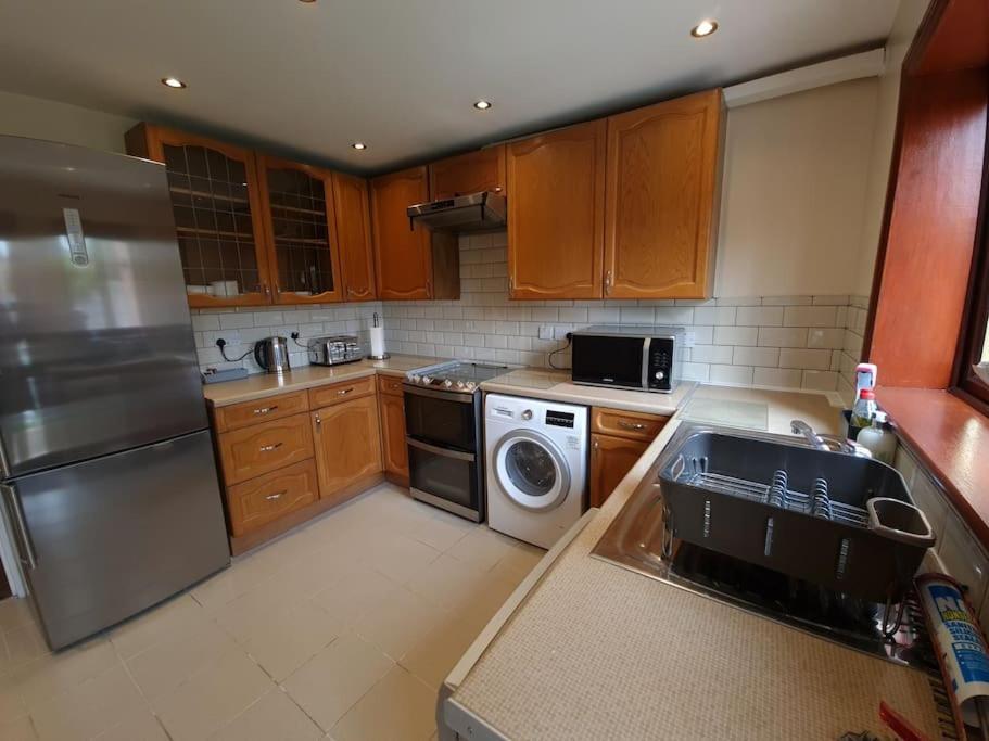 London Luxury 6 Bedroom Family House Sleeps 12 People Parking For 4 Cars Close To Tube. Holiday home *
