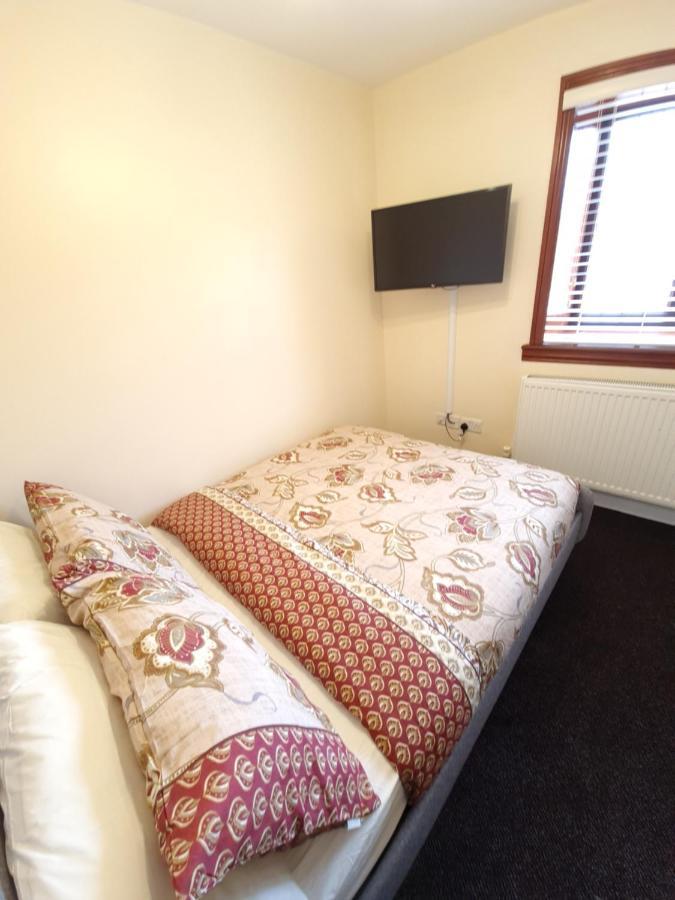 London Luxury 6 Bedroom Family House Sleeps 12 People Parking For 4 Cars Close To Tube.