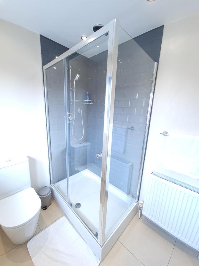 Holiday home London Luxury 6 Bedroom Family House Sleeps 12 People Parking For 4 Cars Close To Tube. Chigwell