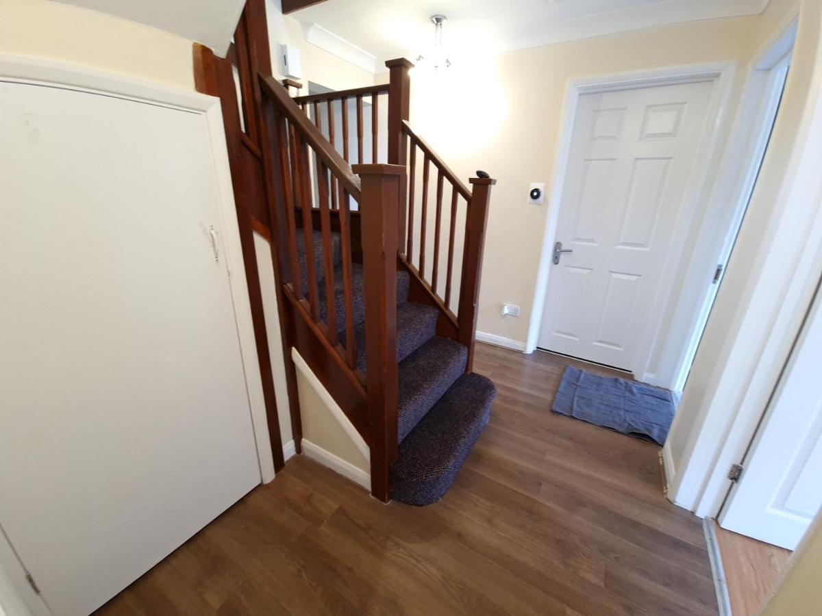London Luxury 6 Bedroom Family House Sleeps 12 People Parking For 4 Cars Close To Tube. Holiday home *