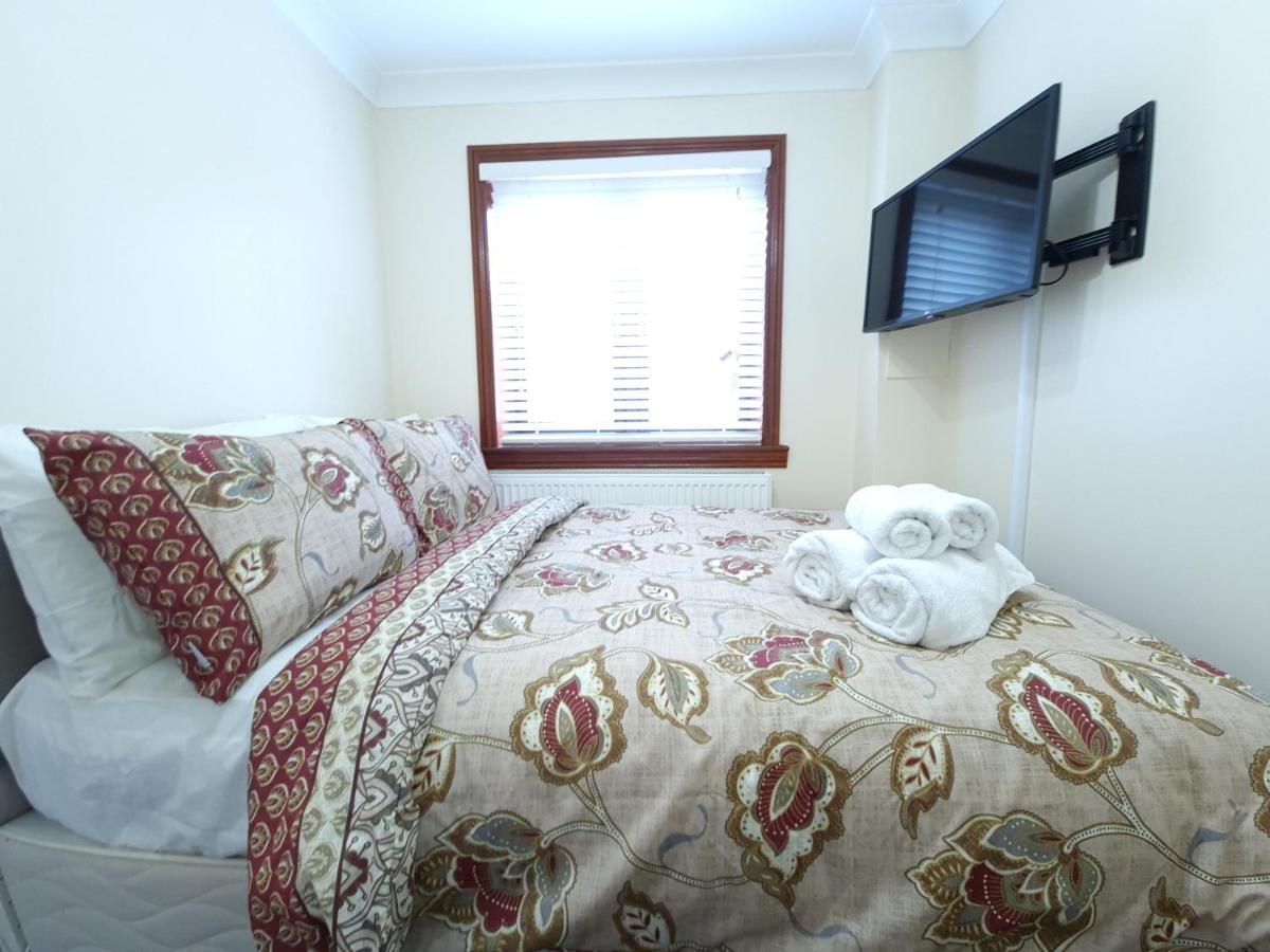 Holiday home London Luxury 6 Bedroom Family House Sleeps 12 People Parking For 4 Cars Close To Tube. Chigwell