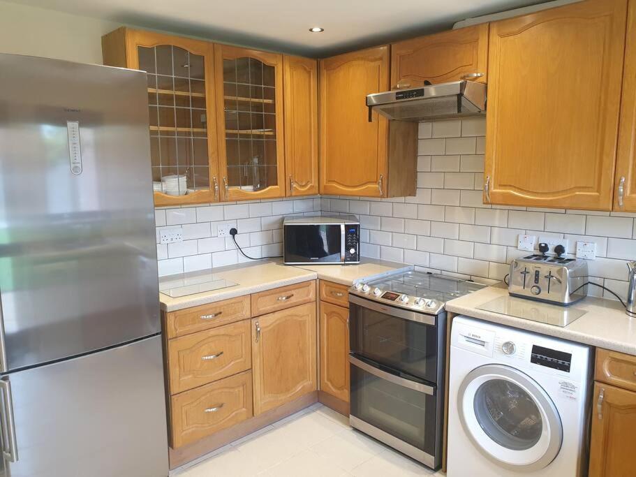 London Luxury 6 Bedroom Family House Sleeps 12 People Parking For 4 Cars Close To Tube. Holiday home