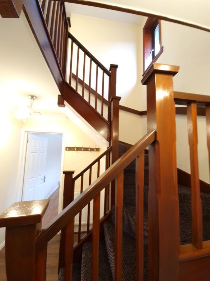 London Luxury 6 Bedroom Family House Sleeps 12 People Parking For 4 Cars Close To Tube.