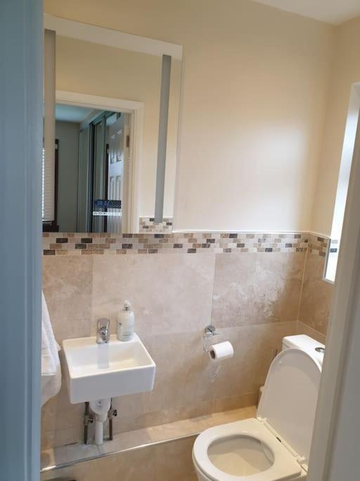 London Luxury 6 Bedroom Family House Sleeps 12 People Parking For 4 Cars Close To Tube. Chigwell
