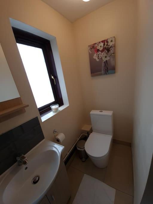 London Luxury 6 Bedroom Family House Sleeps 12 People Parking For 4 Cars Close To Tube. *