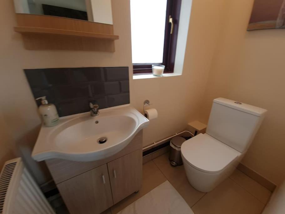 London Luxury 6 Bedroom Family House Sleeps 12 People Parking For 4 Cars Close To Tube. Holiday home *