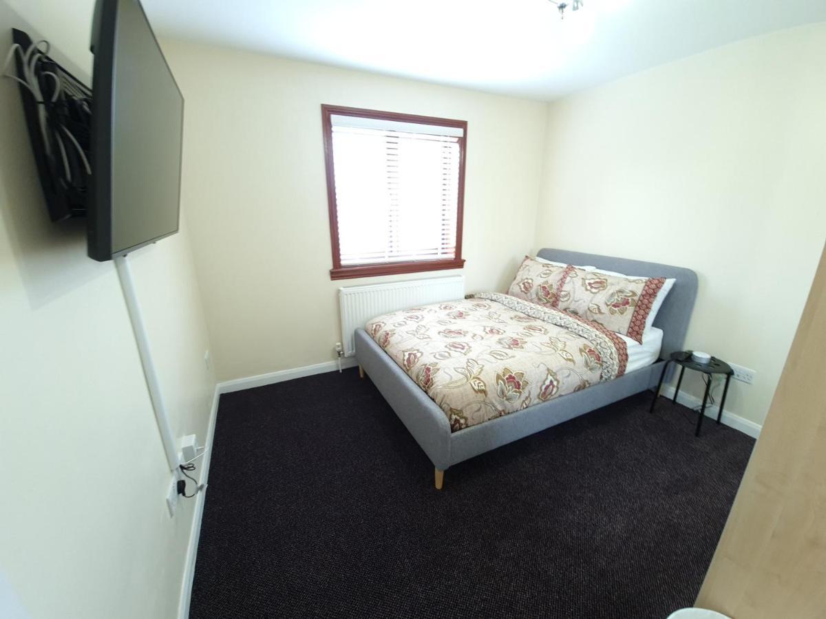 London Luxury 6 Bedroom Family House Sleeps 12 People Parking For 4 Cars Close To Tube. *